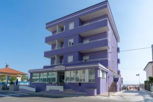 un edificio púrpura al lado de una calle en Beach Suite Hotel, en Bellaria-Igea Marina