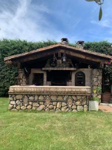 mały kamienny budynek z kamienną ścianą w obiekcie Casa Rural LOS TINES w mieście Bustarviejo