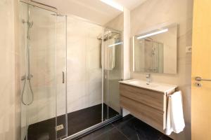 ein Badezimmer mit Waschbecken und Dusche in der Unterkunft Ria Sal apartments in Aveiro + 18 Fotos