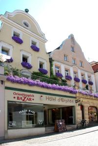 un edificio con flores púrpuras encima en Hotel Orphée - Kleines Haus, en Regensburg