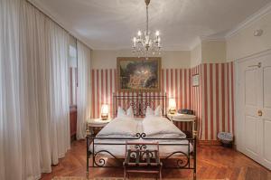 Postel nebo postele na pokoji v ubytování Hotel Orphée - Kleines Haus