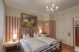 Postel nebo postele na pokoji v ubytování Hotel Orphée - Kleines Haus