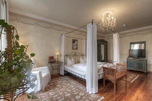 Postel nebo postele na pokoji v ubytování Hotel Orphée - Kleines Haus