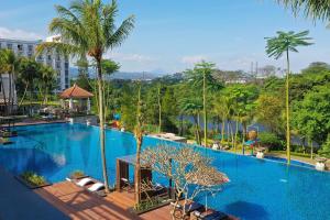 Bazén v ubytování Mason Pine Hotel Bandung nebo v jeho okolí