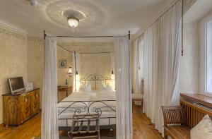Postel nebo postele na pokoji v ubytování Hotel Orphée - Kleines Haus