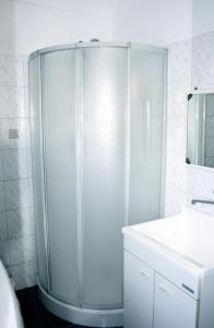 un bagno con cabina doccia, lavandino e specchio di Ai Cappuccini a Racconigi