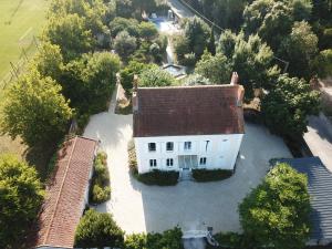 - une vue aérienne sur une grande maison blanche dans l'établissement Le Logis du Canal, à Marennes