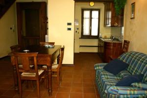 ein Wohnzimmer mit einem Tisch und einem Sofa in der Unterkunft Ai Cappuccini in Racconigi