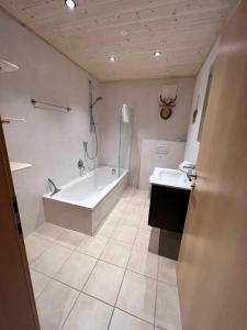 Kúpeľňa v ubytovaní Westendorf Mountain Lodge Appartement Kitzhorn