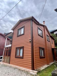 Kibar Home في أوزونغول: منزل خشبي كبير مع نوافذ على شارع