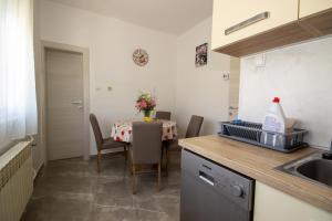 Kuchyň nebo kuchyňský kout v ubytování Apartment Jenny with parking, Wi-Fi and sea view