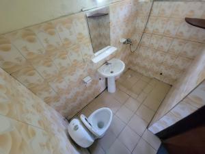 vista sul soffitto di un bagno con servizi igienici e lavandino di Maddy's Kitchen and Accomodation a Gisenyi