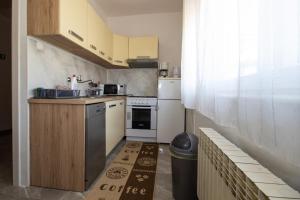 Kuchyň nebo kuchyňský kout v ubytování Apartment Jenny with parking, Wi-Fi and sea view