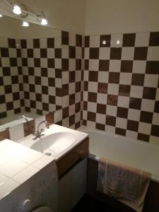 La salle de bains est pourvue d'un lavabo, d'une baignoire et d'un miroir. dans l'établissement Studio "Le Rigaou", à Gréoux-les-Bains