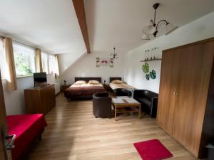 ein Wohnzimmer mit einem Bett und einem Sofa in der Unterkunft Skowerówka in Nowa Kiszewa