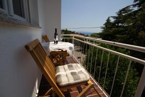 Een balkon of terras bij Apartment Jenny with parking, Wi-Fi and sea view