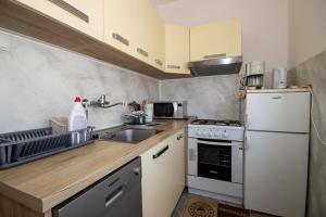 Kuchyň nebo kuchyňský kout v ubytování Apartment Jenny with parking, Wi-Fi and sea view + 27 fotografií