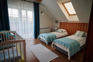 1 dormitorio con 2 camas y ventana en BURDANÓWKA CAMINO, en Krasnystaw