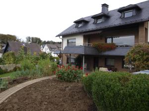 ein Haus mit Garten davor in der Unterkunft Ferienwohnung Ruhrtalblick in Bestwig