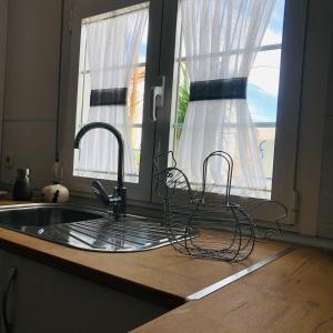 un bancone della cucina con lavandino e finestra di Casa La Montaña a Las Navas del Marqués