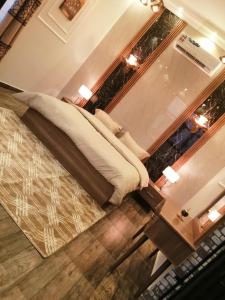 Cama en habitación con mesa y cama sidx sidx en Alnoor Mirbat, en Salalah