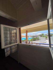 Zimmer mit 2 Fenstern und Strandblick in der Unterkunft casa Il Sole in Viareggio