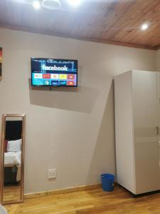 En tv och/eller ett underhållningssystem på Sunrise Lodge