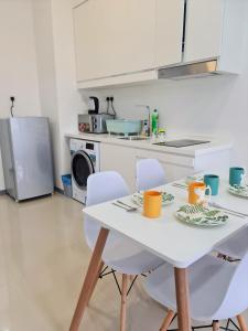 Kitchen o kitchenette sa Bangsar South Apartment by Sarah's Lodge @ SouthLink Lifestyle Apartment
