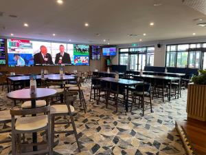 TV a/nebo společenská místnost v ubytování Meadowbrook Hotel Brisbane