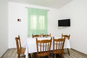 TV a/nebo společenská místnost v ubytování A3-90m2 apt w shared pool & balcony next to beach