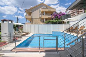 Bazén v ubytování A3-90m2 apt w shared pool & balcony next to beach nebo v jeho okolí