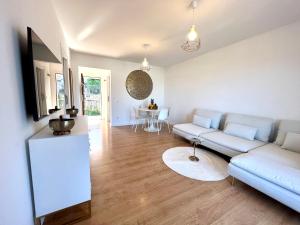 Televízia a/alebo spoločenská miestnosť v ubytovaní ZEN Apartment sea views