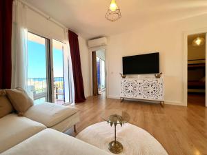Televízia a/alebo spoločenská miestnosť v ubytovaní ZEN Apartment sea views