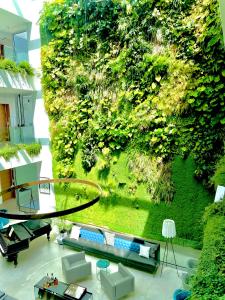 a living room with a large green wall at Posia Retreat & Spa UNA Esperienze in San Foca