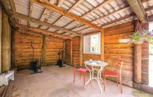 een kamer met een tafel en stoelen in een hut bij Apartment Mia in Krasica