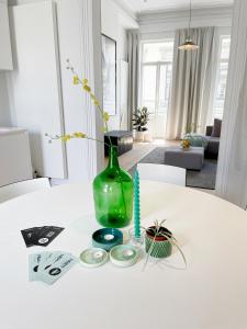 a green vase sitting on top of a white table at Jacob’s Getaway in Ghent