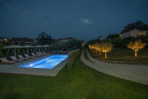 Kolam renang di atau dekat dengan Villa MontAnja