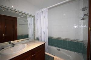 łazienka z umywalką, wanną i lustrem w obiekcie Balcones del Chaparral, Mijas Costa w mieście Mijas Costa +4 zdjęcia
