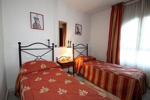 sypialnia z dwoma łóżkami i oknem w obiekcie Balcones del Chaparral, Mijas Costa w mieście Mijas Costa