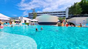 una gran piscina con gente en el agua en Grand Hotel Caraiman en Neptun