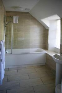 y baño con bañera y lavamanos. en Loch Ness Guest House, en Fort Augustus