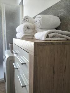 een badkamer met handdoeken op een aanrecht bij Apartment Dea in Cles