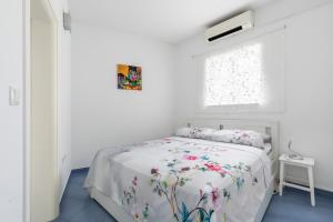 Habitación blanca con cama y ventana en Charming Apartment en Split