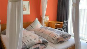 Postel nebo postele na pokoji v ubytování Hotel Heilbrunnen