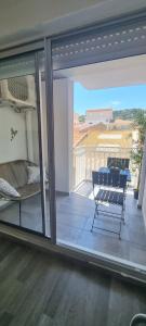 balkon ze stołem i krzesłami w obiekcie Nouveau bien lumineux tout confort en centre ville w mieście Sète