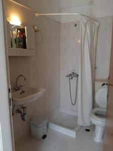 ルートラ・イパティスにあるElatosのバスルーム(シャワー、洗面台、トイレ付)