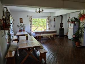 - un salon avec une table et une fenêtre dans l'établissement Pensiunea Constanta, à Bran