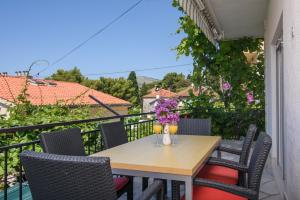 Balkón nebo terasa v ubytování A3-90m2 apt w shared pool & balcony next to beach