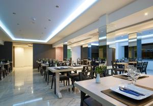 Reštaurácia alebo iné gastronomické zariadenie v ubytovaní Mistral Bay Hotel