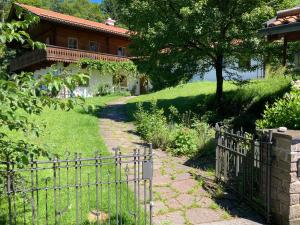 una valla frente a una casa con jardín en Watzmann, en Bischofswiesen